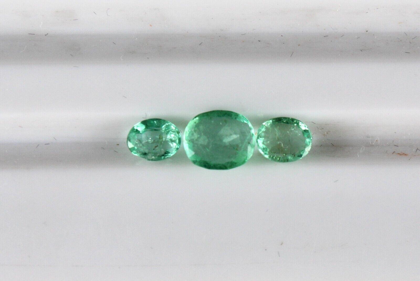 NATURAL COLOMBIAN EMERALD OVAL CUT 3 PCS 1.31 CARATS GEMSTONE DESIGNING JEWELS