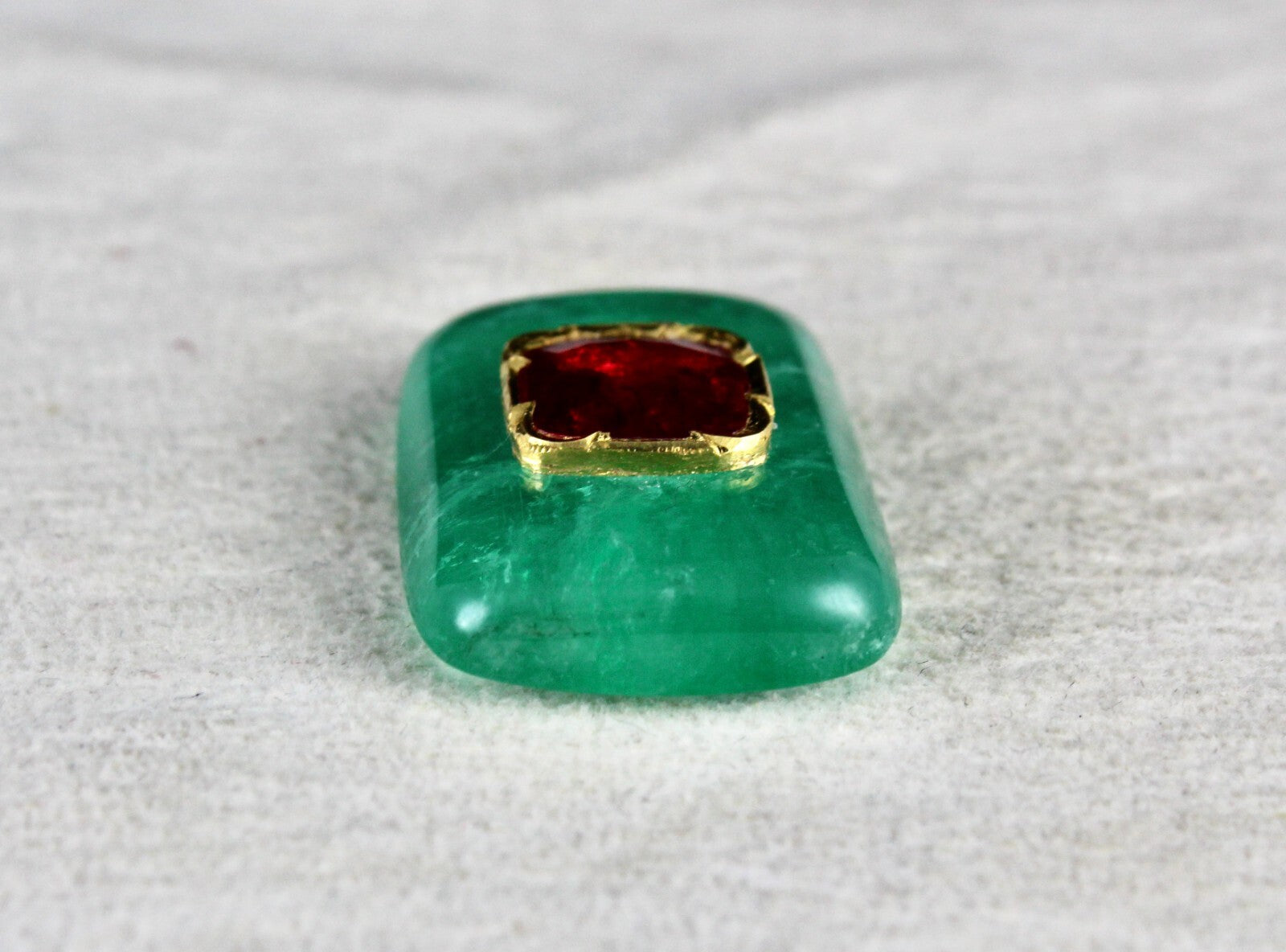 Certified Emerald 47.61 Ct Cabochon Red Spinel 18k Gold Gemstone Ring