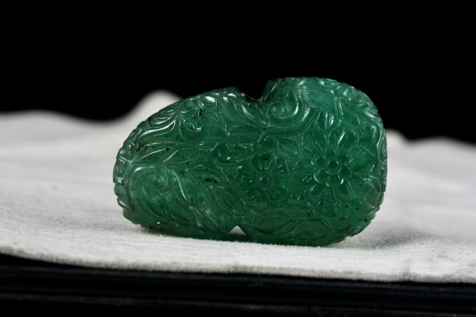 NATURAL ZAMBIAN EMERALD CARVED FANCY 196 CARATS 51x31 MM GEMSTONE PENDANT