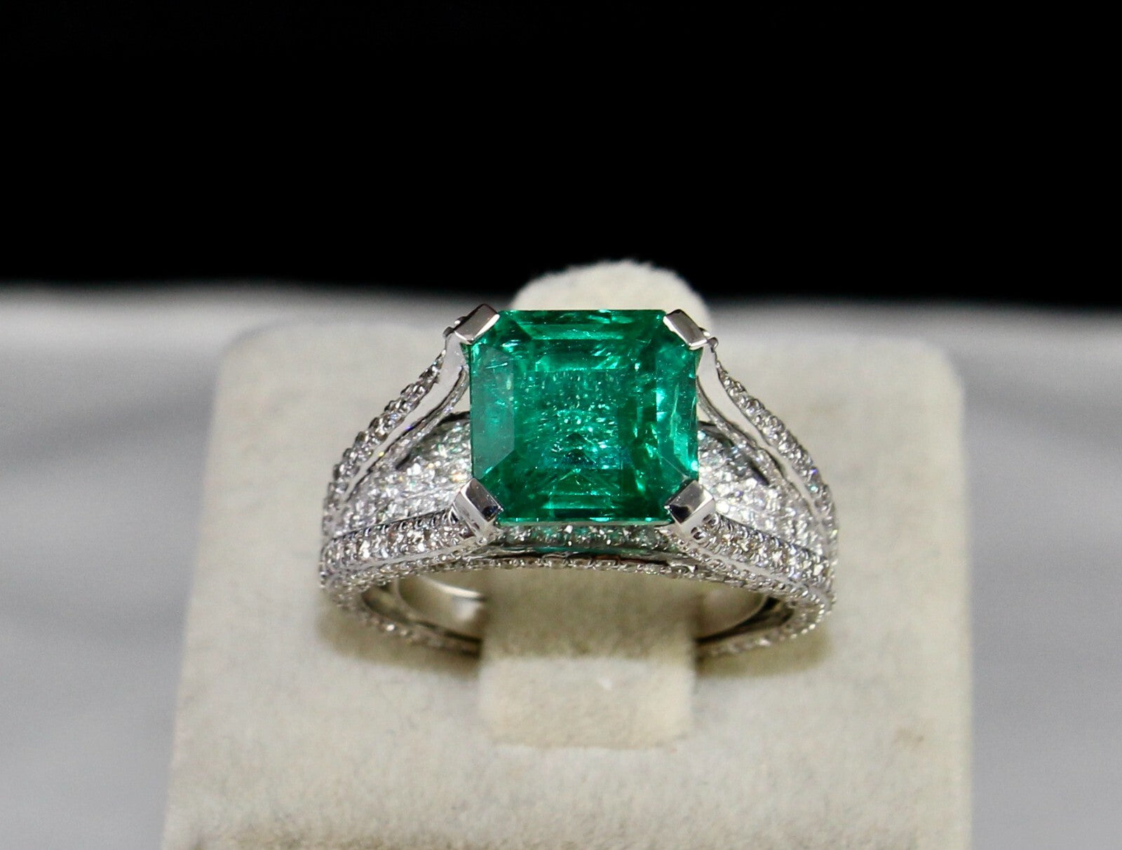 Certified Natural Emerald 4.95ct Square 18k Gold Natural Diamond Ring For Women