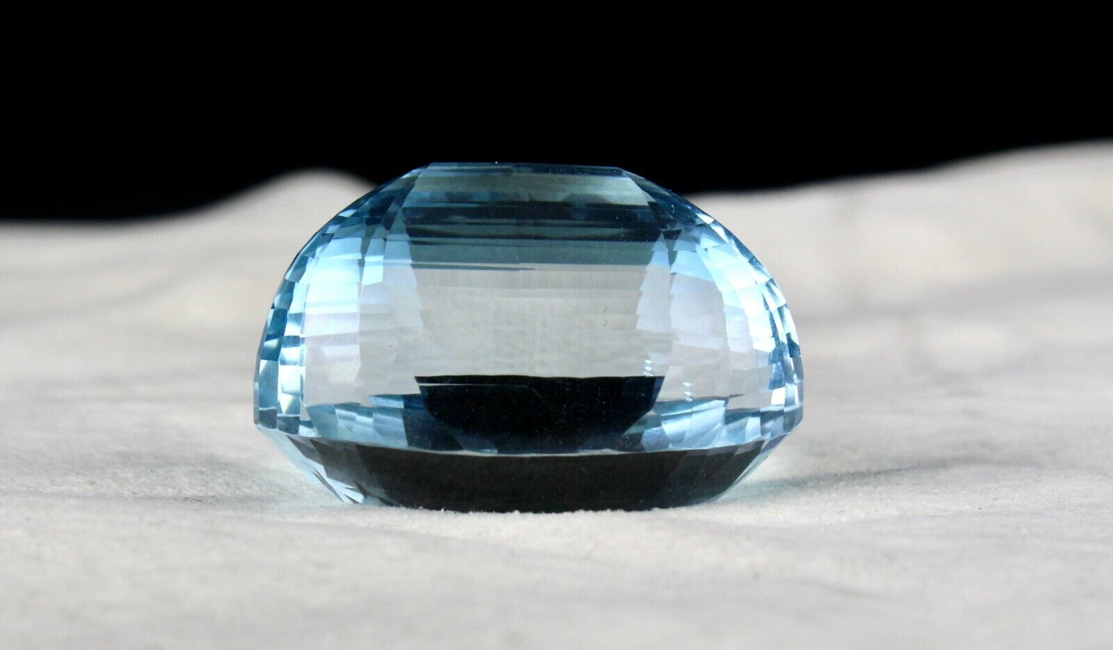 FLAWLESS 39x26 MM BLUE TOPAZ OVAL CUT 225 CARATS SEMI PRECIOUS GEMSTONE PENDANT