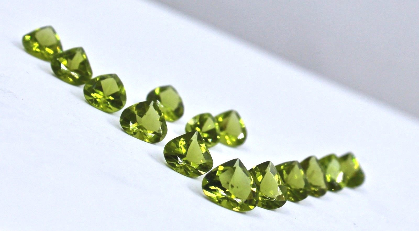 Natural Green Peridot Triangle Cut 25.45ct 14 Pcs Gemstone Set For Designing