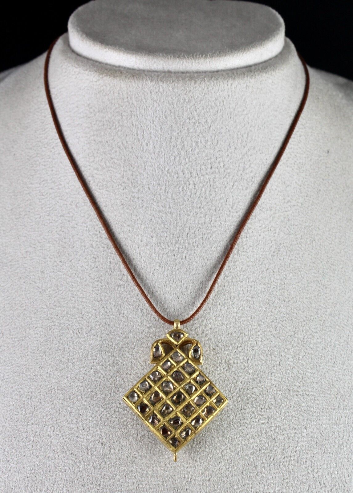 OLD MUESEM FINE JADAU NATURAL FLAT DIAMOND STUDDED 22K GOLD CARVED PENDANT